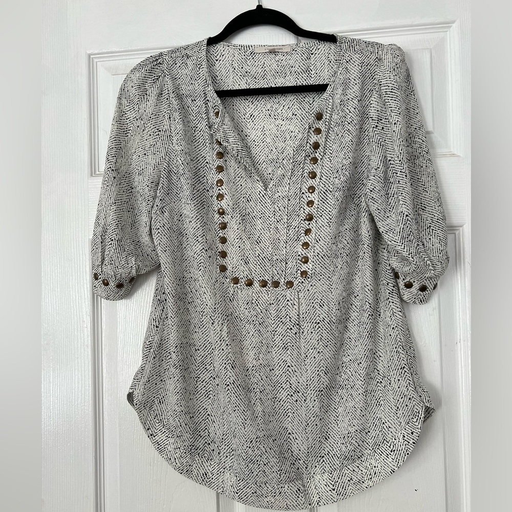 41 Hawthorn Stitch Fix Printed Studded Blouse M Short Sleeve Split Neck